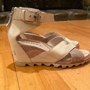 Sorel Wedge Joanie Sandal in bone and sand